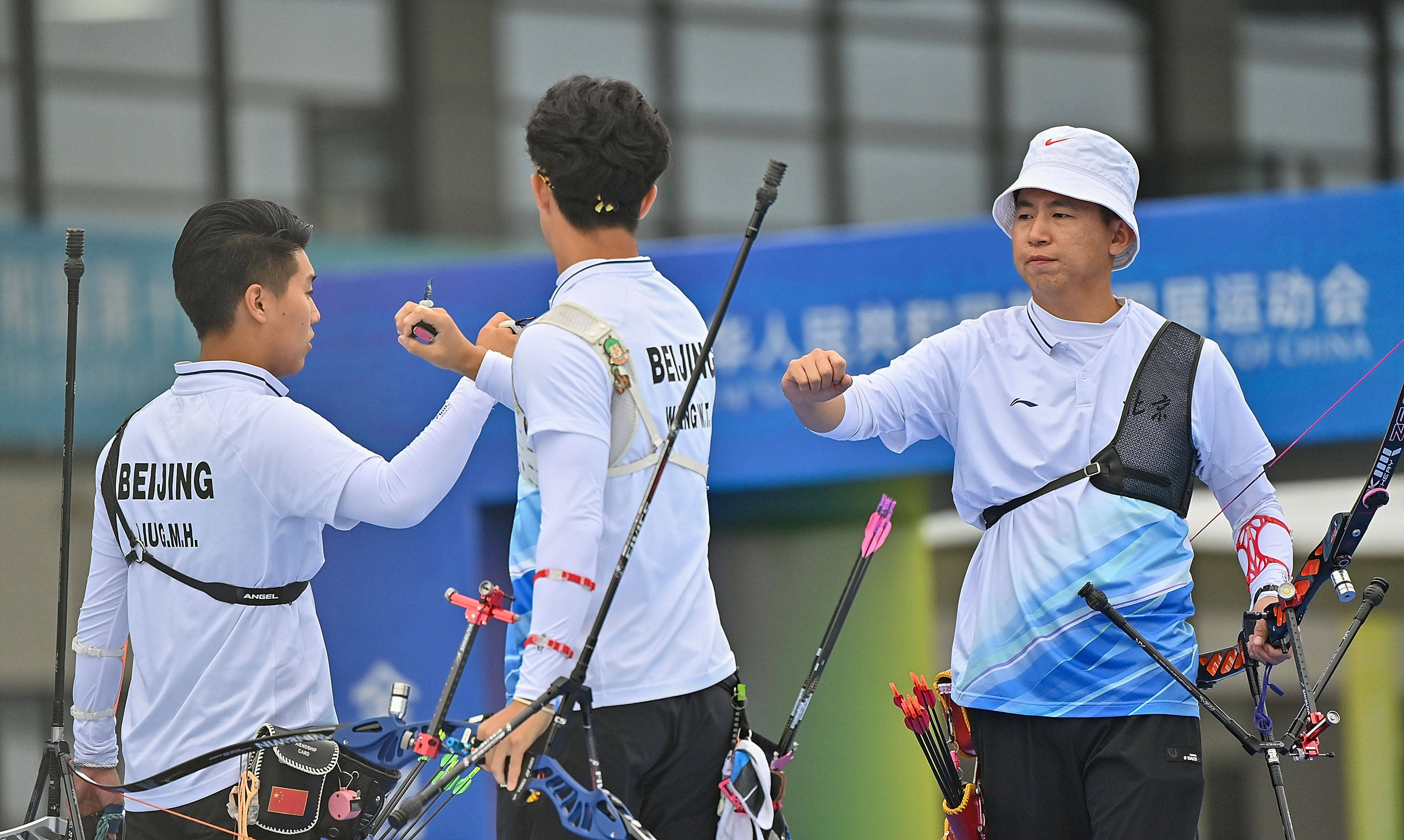 关于新西兰选手击败对手，荣获射箭男子团体金牌的信息