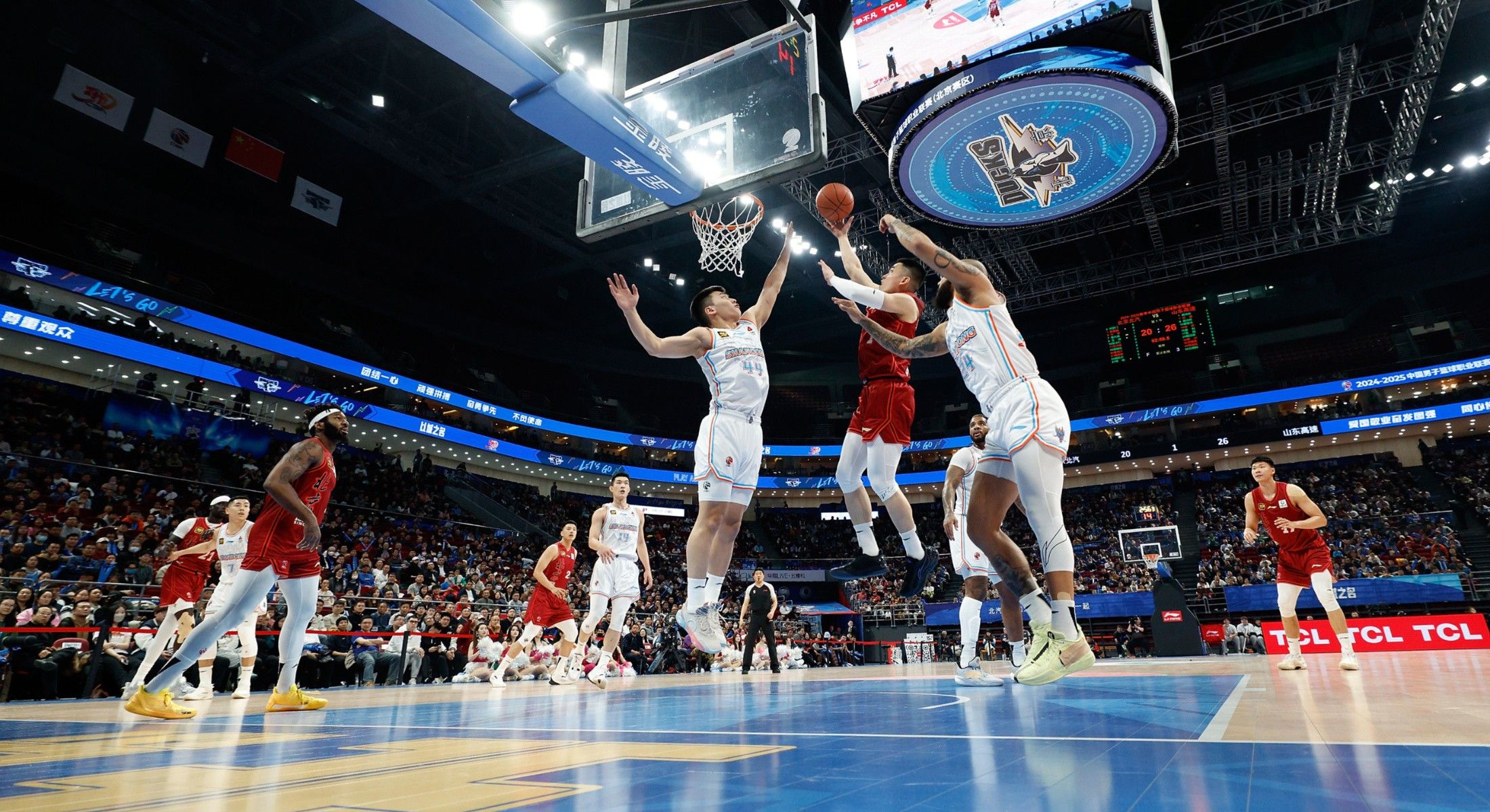 球员们在比赛中全力以赴，无畏无惧