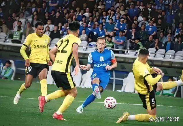 开云体育入口-球员红牌离场，客队劣势明显加大