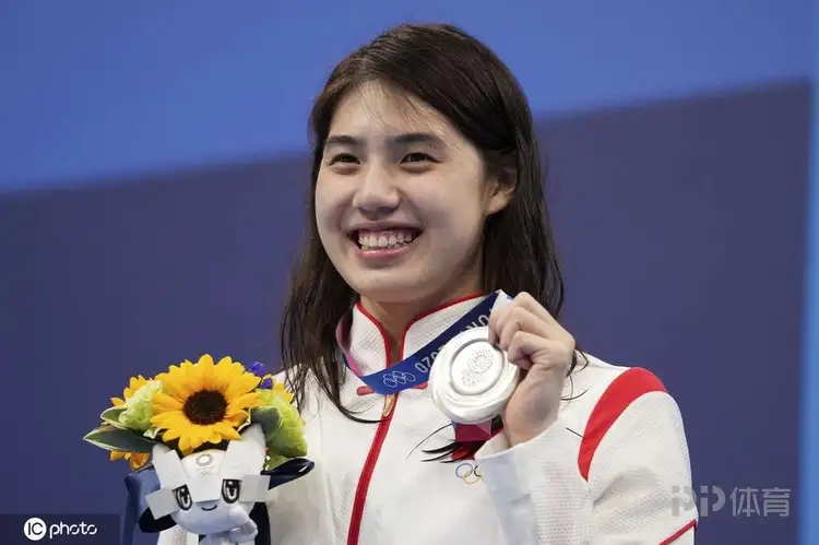 美国女子游泳队捧走三枚金牌 美国女子游泳队捧走三枚金牌