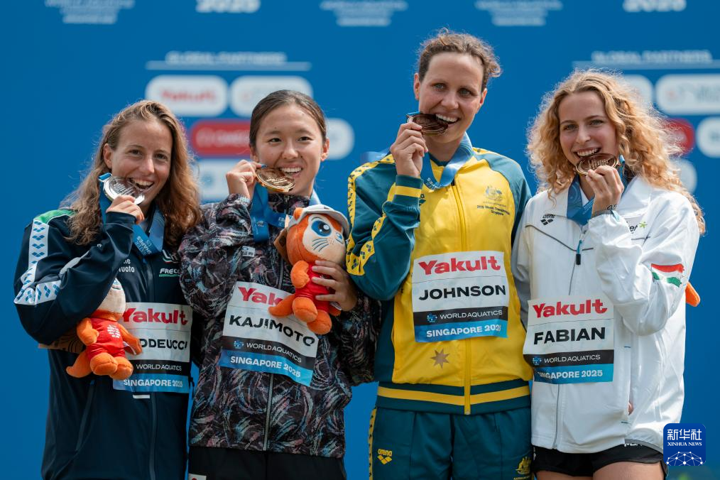 美国女子游泳队捧走三枚金牌 美国女子游泳队捧走三枚金牌