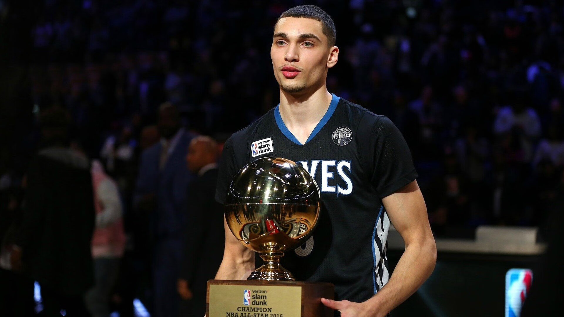 看到这个充满想象力的关键词组合，我为您构思了一篇将足球盛事与篮球精神相融合的创意文章